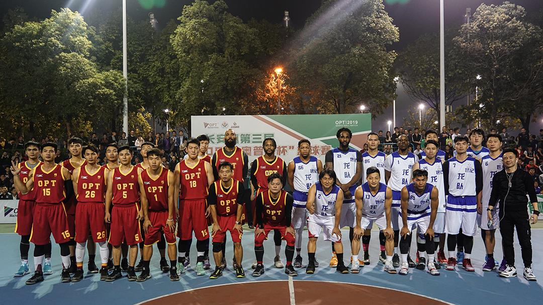 长安镇第三届“OPT-必赢亚洲杯”男子篮球果真赛决赛前两队合影